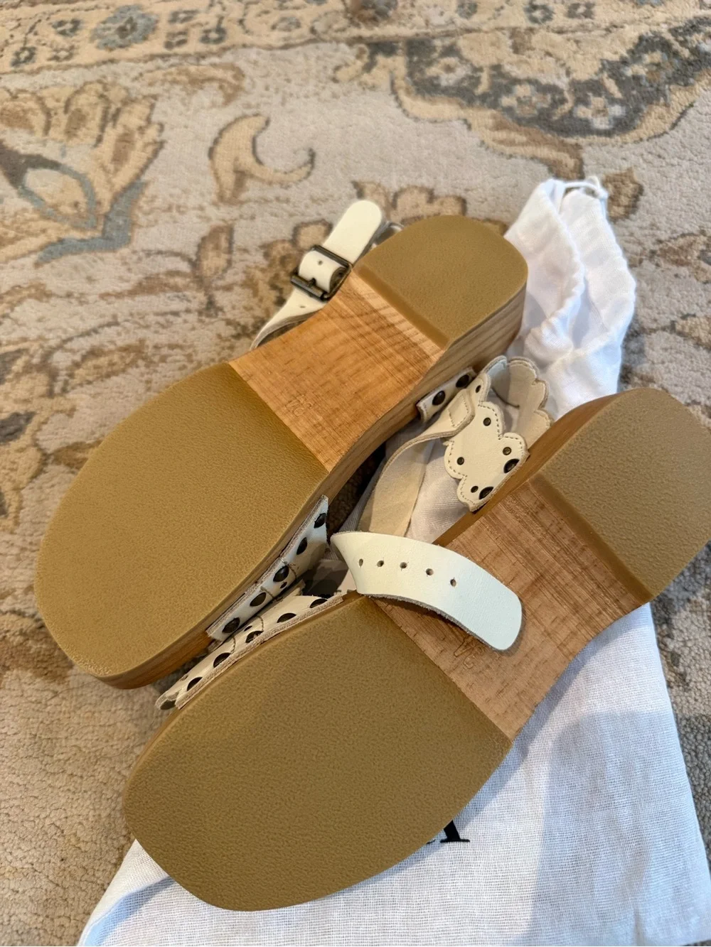ZARA White Scalloped Leather Strap Sandals with Wood-Look Footbed